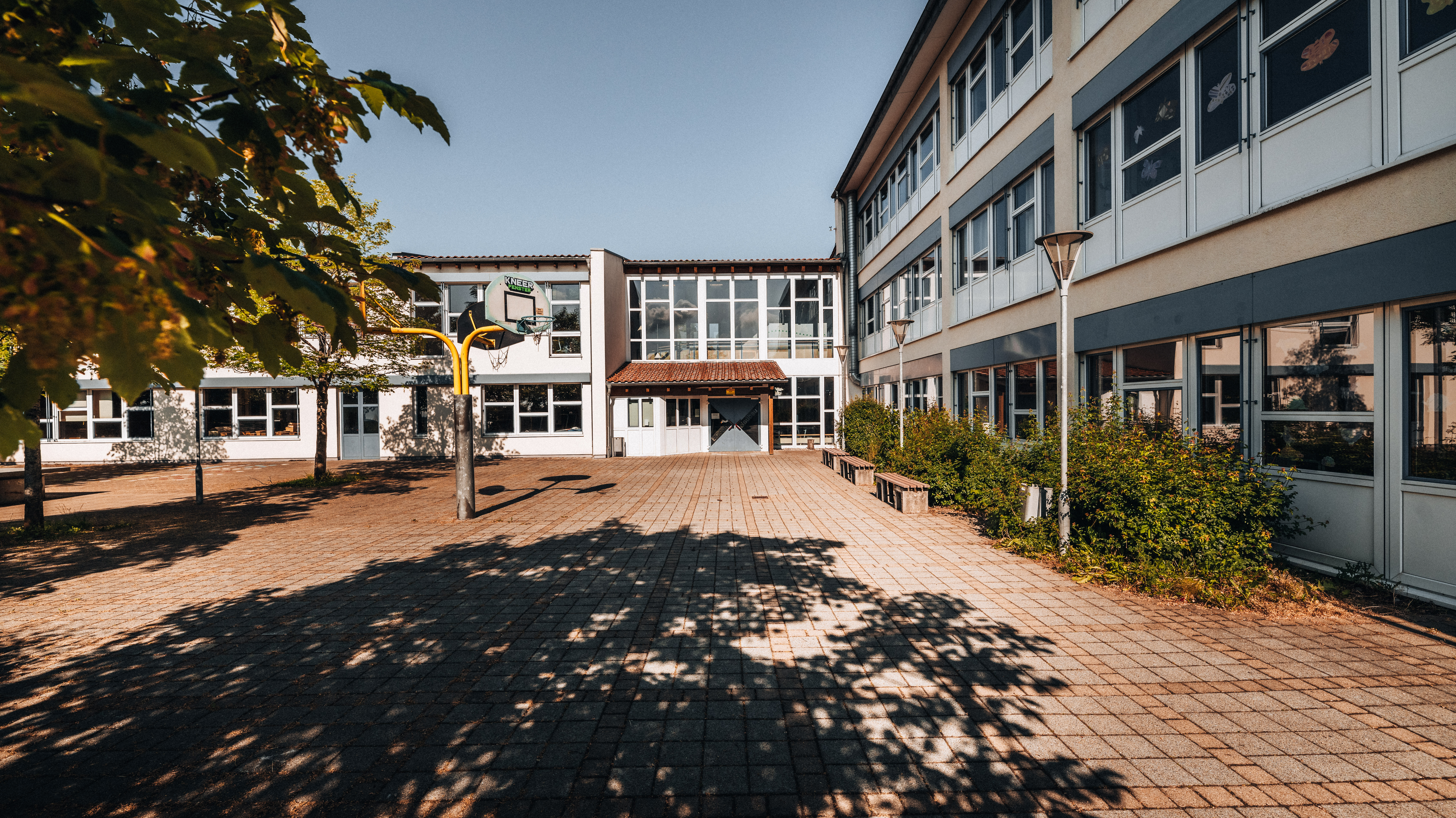 Neubau Schule mit Schulhof