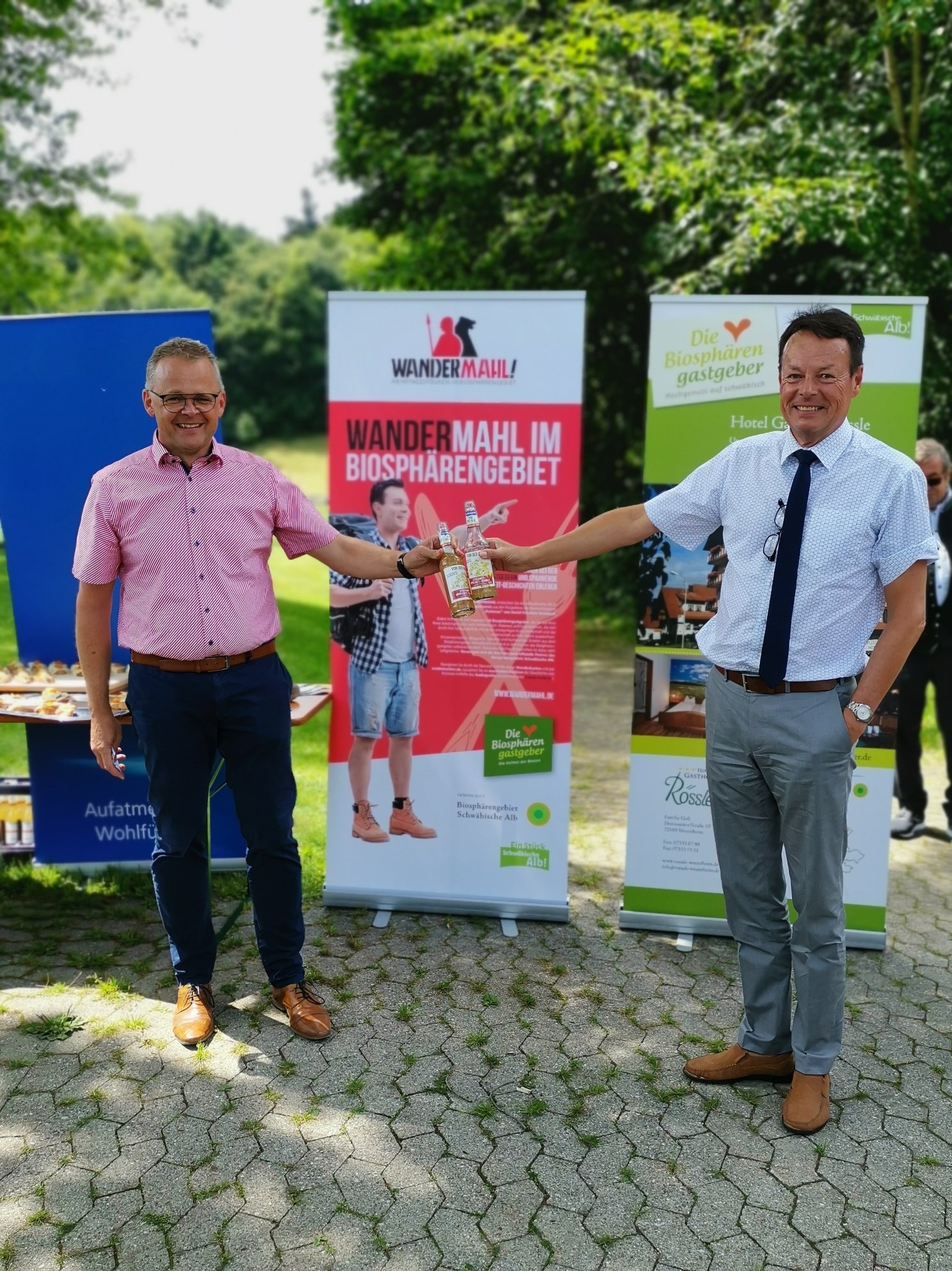 Regierungspräsident Klaus Tappeser und Bürgermeister Hartmut Walz vor Wandermahl-Plakat